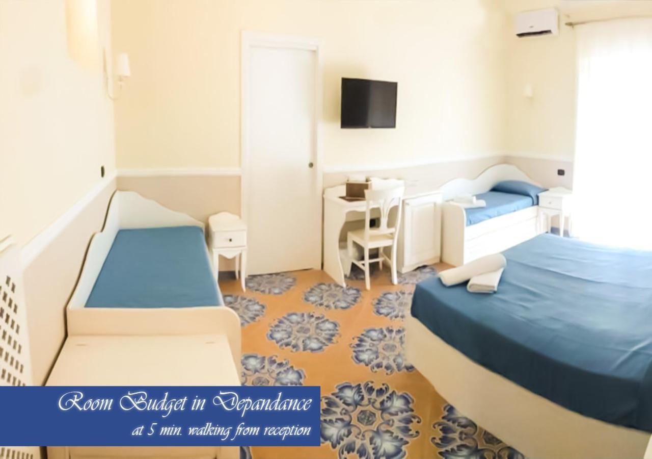 Bed & Breakfast Medea เนเปิลส์ ภายนอก รูปภาพ