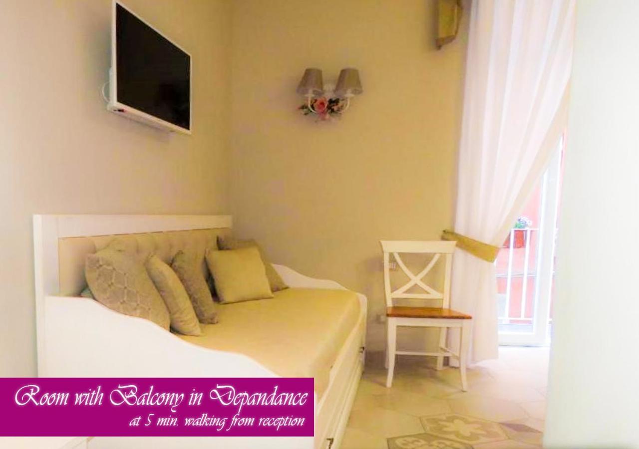 Bed & Breakfast Medea เนเปิลส์ ภายนอก รูปภาพ