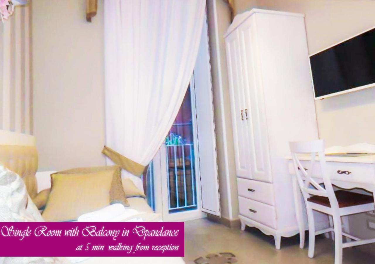 Bed & Breakfast Medea เนเปิลส์ ภายนอก รูปภาพ